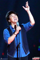 组图：谢霆锋白色西装帅气献唱民歌艺术节