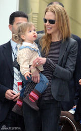 幻灯图集：妮可抱女儿幸福亮相 老公撑伞呵护备至