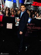 组图：《破晓》首映三人组亮相 斯图尔特秀长腿