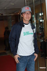 组图：成龙曾志伟谭咏麟率演艺群星录歌鼓励日本