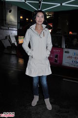 组图：叶玉卿冒雨拍贺岁片 欲加戏份增卖点