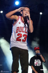 高清图：陈冠希压轴热波音乐节 何超仪劲歌热舞