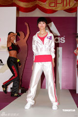 幻灯图集：阿Sa(蔡卓妍)代言粉嫩亮相 拒与男友穿情侣装