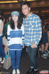 组图：钟嘉欣热力开唱 陈慧琳担任嘉宾