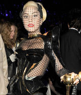 高清组图：Lady Gaga蒙面黑衣造型观看格莱美