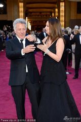 组图：达斯汀-霍夫曼与妻子穿黑色情侣装