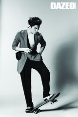 组图：东方神起成员昌珉登英国杂志封面变魅力青年