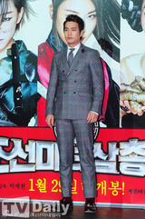 组图：河智苑宣传《美女三剑客》撩发秀美腿