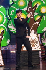 高清图：罗志祥遭翻版蔡依林索吻 被熊抱手足无措