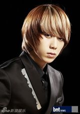 组图：韩男团MY NAME回归拍时尚大片