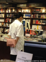 组图：大S宽松衫书店购育儿书 汪小菲爱风水书