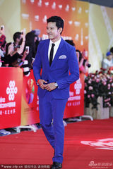 组图：立威廉蓝色西装亮相 身形帅气笑容羞涩