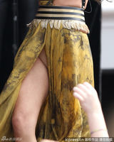 组图：比伯女友赛琳娜开唱 疑真空上阵下体走光