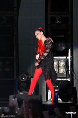 组图：阿妹身著爆乳装开唱 歌迷现场点唱饱耳福