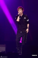 组图：五团轰炸小巨蛋 五月天压轴掀高潮