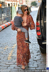 组图：米兰达出街紧搂儿子 小宝贝躺肩头羞涩