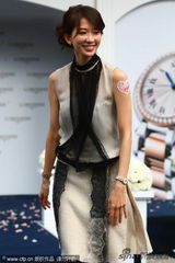 组图：林志玲黑丝袜配白色高跟鞋 尽展长腿诱惑