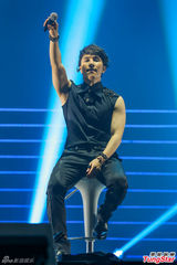 高清图：神话香港开场秀肌肉 配对比心致谢