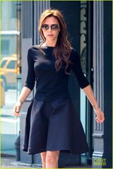 组图：贝嫂维多利亚俏丽短裙身材纤细