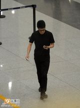 组图：章子怡喂玉米照遭 撒贝宁黑面回京