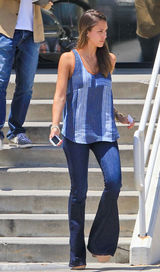 组图：杰西卡-阿尔芭街拍 条纹上衣搭牛仔裤