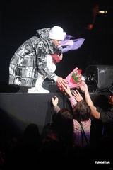 组图：侧田红馆火爆开唱 杨千嬅古巨基齐捧场 