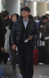 组图：李亚鹏低调现身机场 负面不断难展笑颜