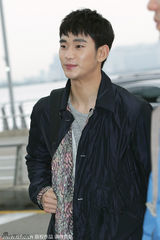 组图：金秀贤亮相帅气逼人 大衣双肩包运动时尚