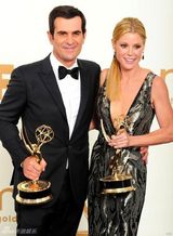 组图：艾美奖后台 喜剧类最佳男女配角亮相