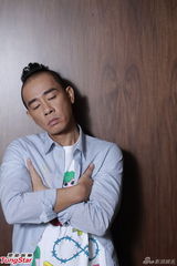 组图：陈小春录歌黎明监场 与卫兰惺惺相惜