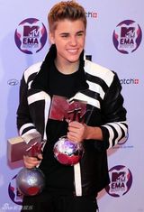 组图：GagaMTV颁奖礼丁字裤秀电臀 潘妮蒂尔遇裸男