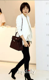 幻灯图集：蔡琳韩智慧等出席化妆品专卖店开业仪式