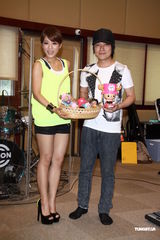 组图：丁当邀冠佑来个唱尬舞 怪兽高喊要退出