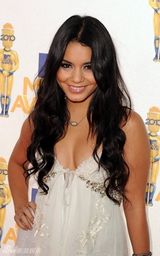 幻灯：斯嘉丽-约翰逊绿裙亮丽 凯蒂-佩里变蓝色妖姬