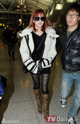 组图：Kara、BEAST、4minute、2NE1等素颜亮相