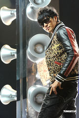 幻灯：罗志祥邀300粉丝拍MV 耍浪漫宠溺女友