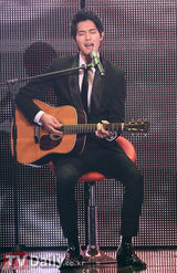 组图：首尔歌谣大赏 朴春甩掉鞋水晶露腹肌