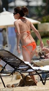 组图：伊娃海滩度假比基尼露肚腩 当众宽衣解带