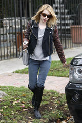 高清图：艾玛-罗伯茨街拍 拼接皮领夹克搭长靴