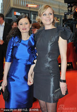 幻灯图集：电影《一家人》首映 导演佩妮莱蓝裙亮眼