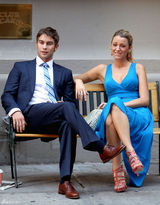 组图：布莱克蓝裙现身 和帅哥切斯搭戏