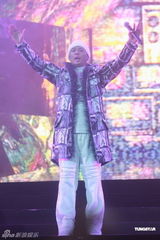 组图：香港演唱会圆满完成 侧田转往北京发展