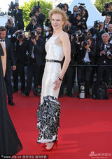 组图：《维纳斯》首映 妮可时尚裙装露背