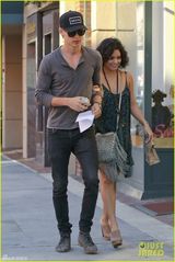 组图：瓦妮莎-哈金斯挽男友逛街