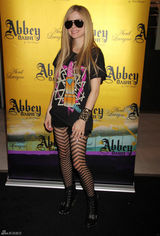 高清组图：艾薇儿亮相长发披肩 性感网袜抢眼