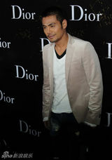 组图：邵兵型酷现身品牌活动 为戏辗转消瘦气场不减