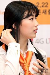 组图：韩团missA秀智戴橙领巾当一日店长