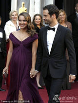 组图：娜塔莉-波特曼优雅亮相红毯 “孕”味十足
