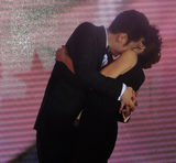 组图：吴秀波张歆艺大秀舞技 台前表演情侣接吻