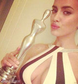 组图：C罗女友黑白长裙酥胸半露 大方露背性感